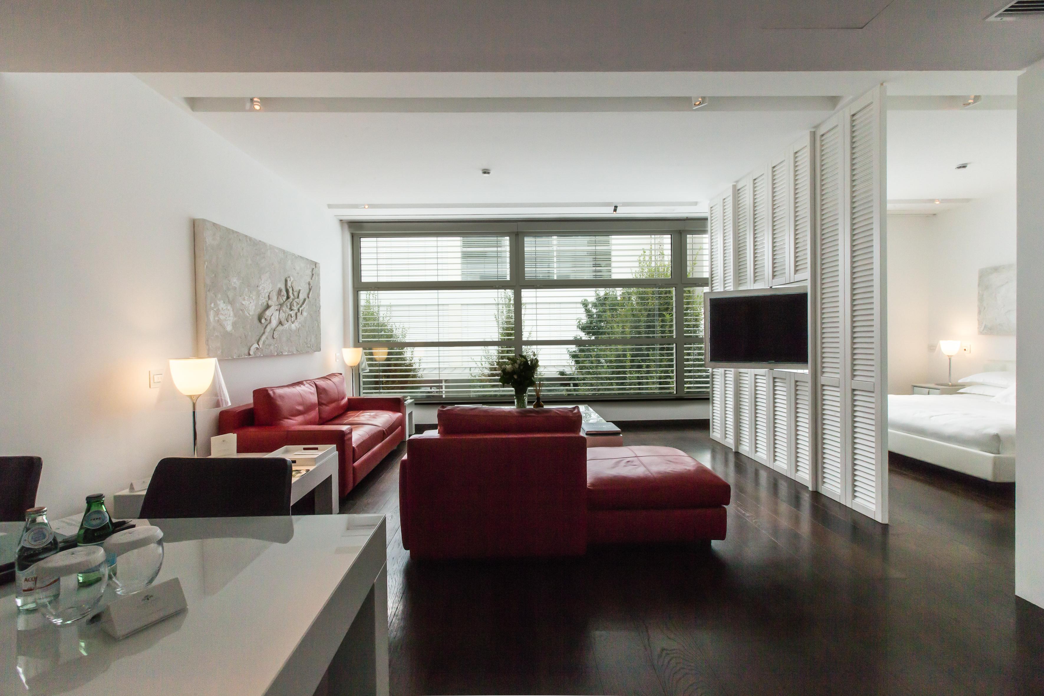 Magna Pars L'Hotel A Parfum, Small Luxury Hotels Of The World Milano Ngoại thất bức ảnh A suite at the Mandarin Oriental, Munich
