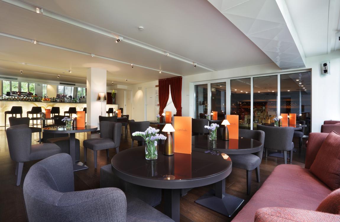 Magna Pars L'Hotel A Parfum, Small Luxury Hotels Of The World Milano Ngoại thất bức ảnh The lounge at the airport