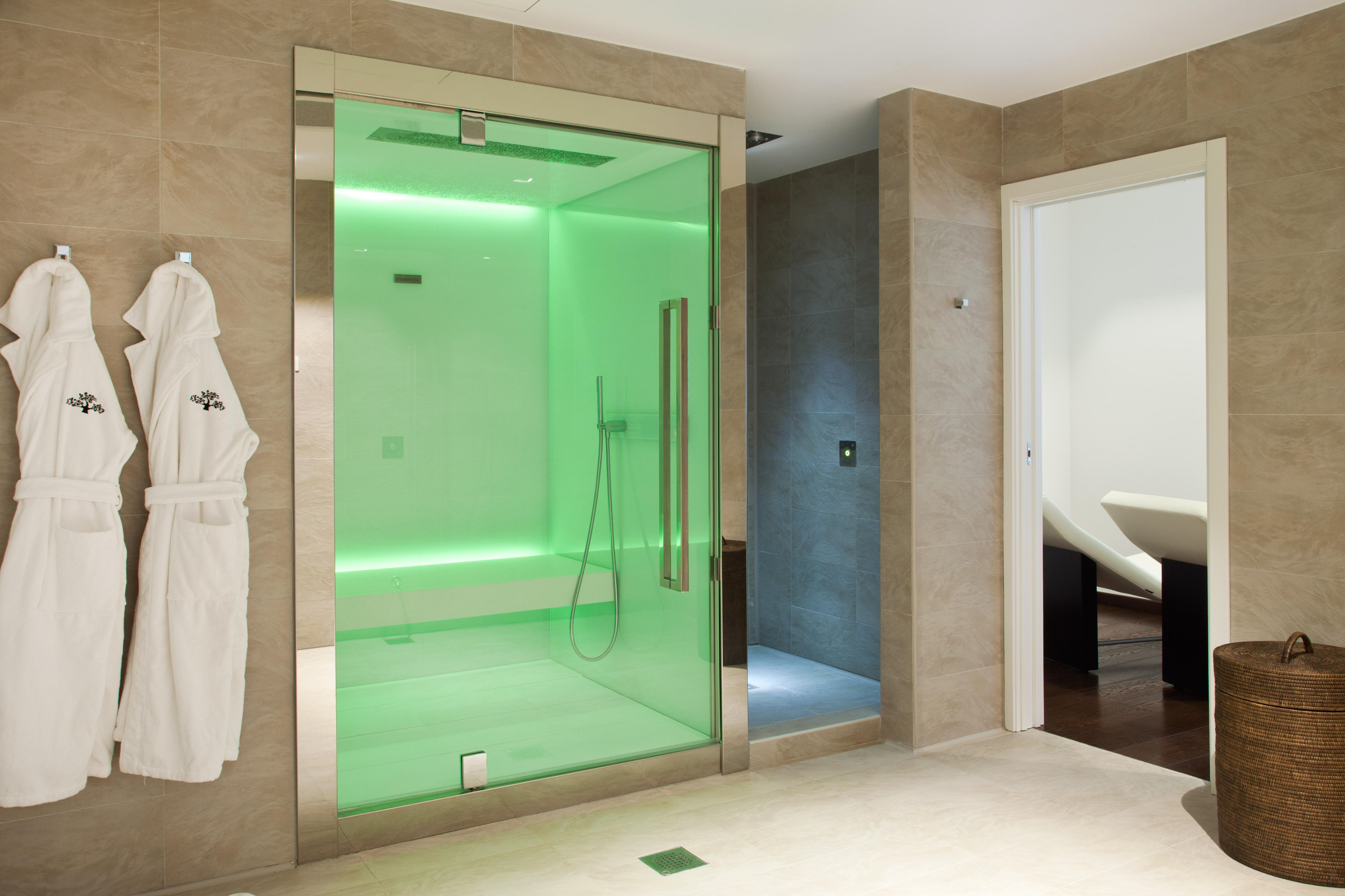 Magna Pars L'Hotel A Parfum, Small Luxury Hotels Of The World Milano Ngoại thất bức ảnh A shower with coloured LED lighting