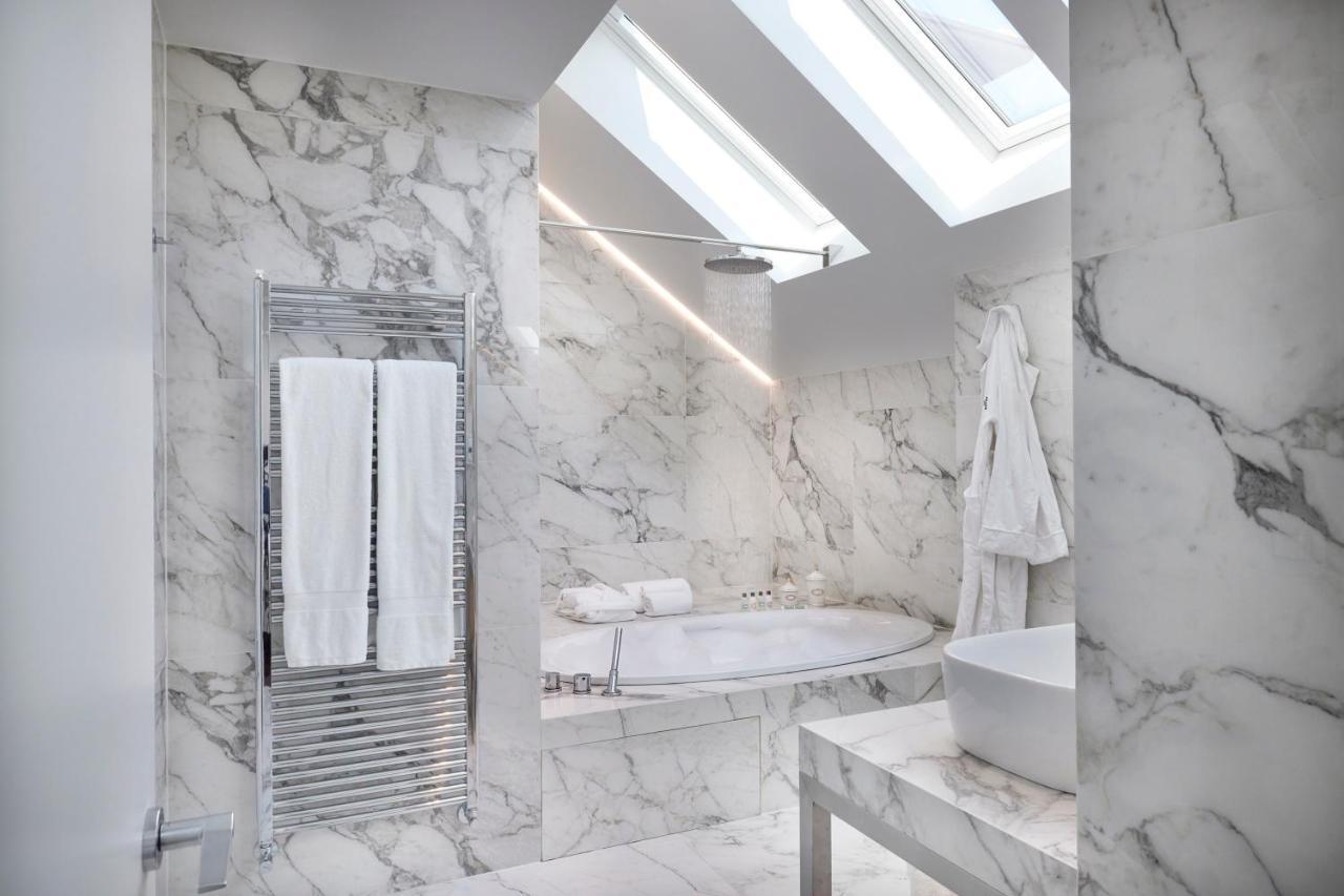 Magna Pars L'Hotel A Parfum, Small Luxury Hotels Of The World Milano Ngoại thất bức ảnh Bathroom with marble walls