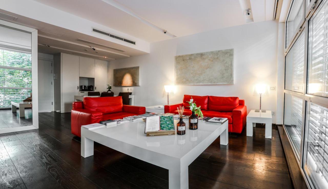 Magna Pars L'Hotel A Parfum, Small Luxury Hotels Of The World Milano Ngoại thất bức ảnh A living room in a serviced apartment in Vienna, Austria