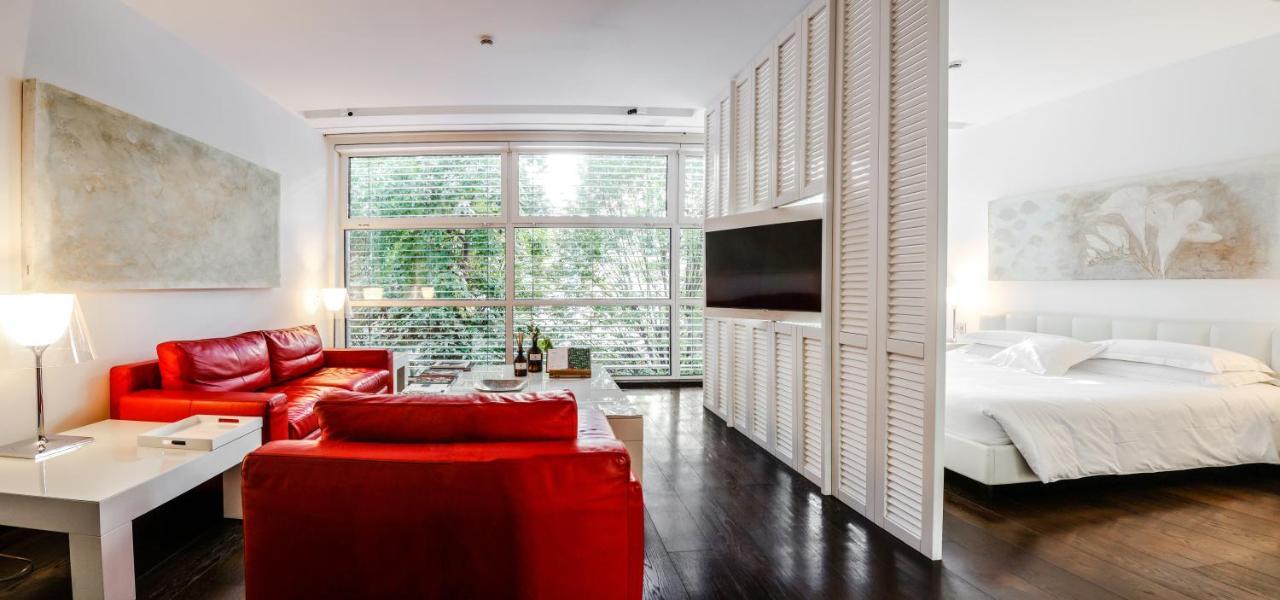 Magna Pars L'Hotel A Parfum, Small Luxury Hotels Of The World Milano Ngoại thất bức ảnh A room divider in a living room