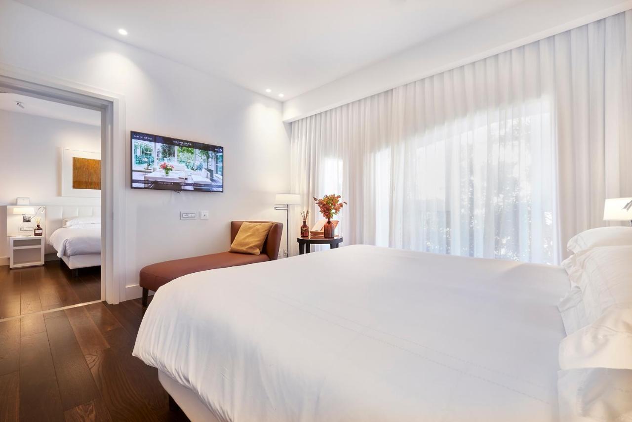 Magna Pars L'Hotel A Parfum, Small Luxury Hotels Of The World Milano Ngoại thất bức ảnh A bedroom at the hotel