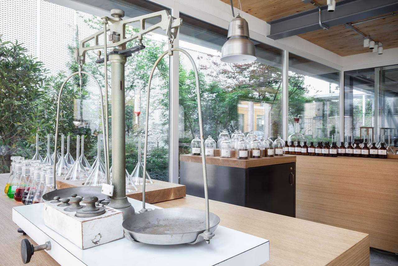 Magna Pars L'Hotel A Parfum, Small Luxury Hotels Of The World Milano Ngoại thất bức ảnh A laboratory at the International Institute of Perfumery, Cosmetics and Aromatics