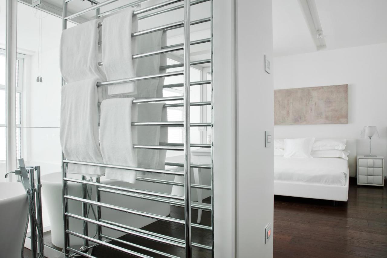 Magna Pars L'Hotel A Parfum, Small Luxury Hotels Of The World Milano Phòng bức ảnh A towel warmer