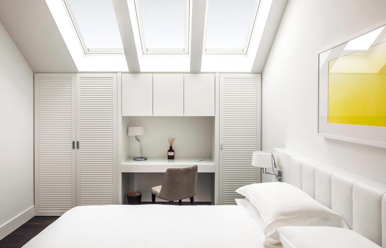 Magna Pars L'Hotel A Parfum, Small Luxury Hotels Of The World Milano Ngoại thất bức ảnh A bedroom with a skylight